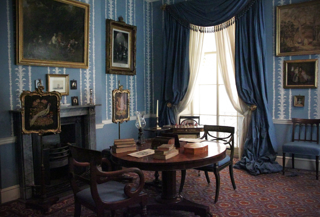 This is a picture of an 1830 Drawing Room, at the Geffrye Museum in London, which explores the home from 1600 Britain to the present day.